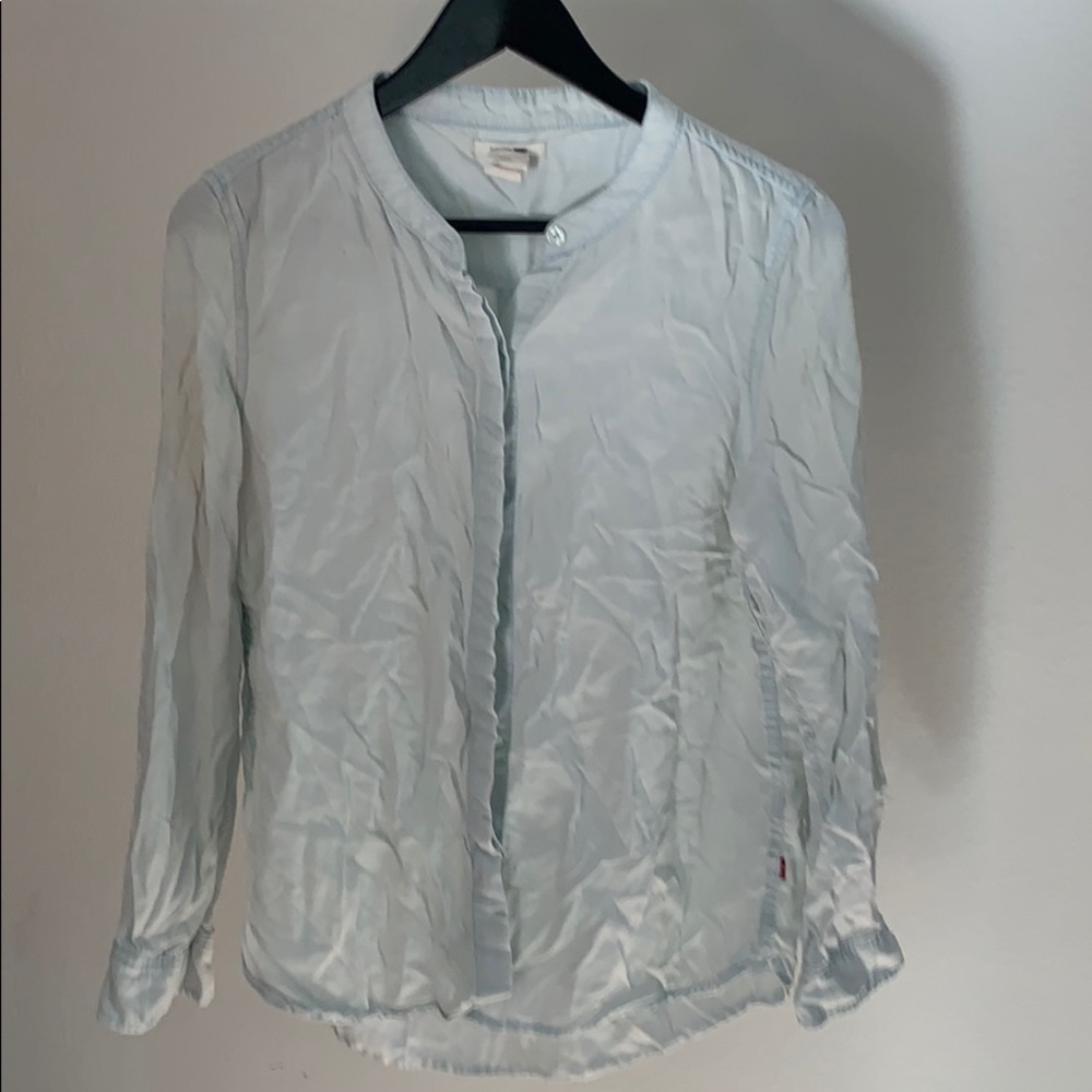Women’s Levi’s Button Down Shirt